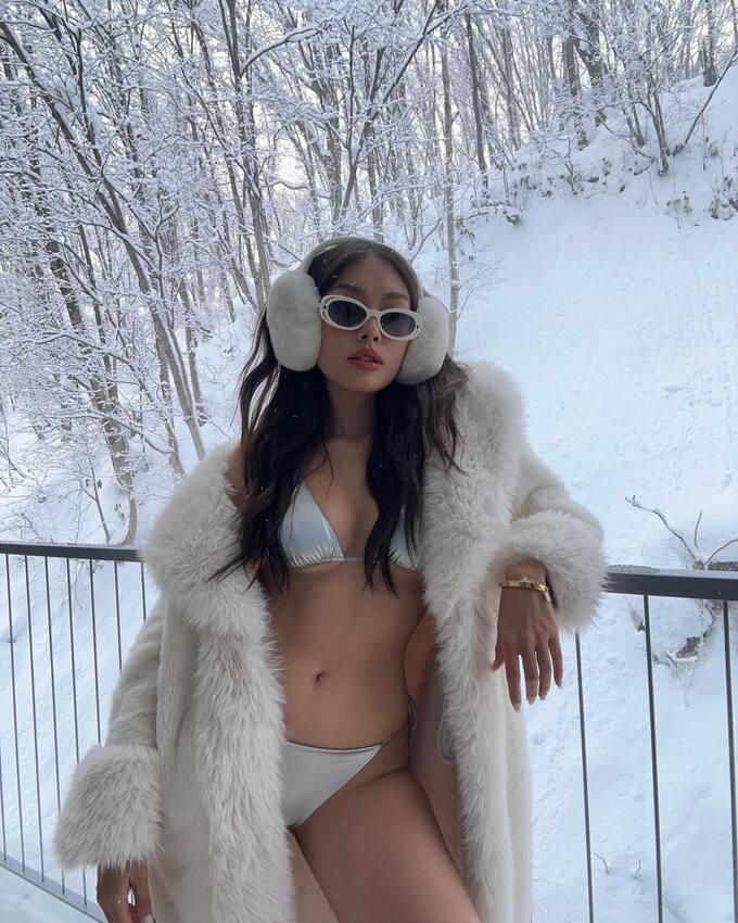 H'Hen Niê diện bikini mỏng tang thách thức thời tiết âm 5 độ