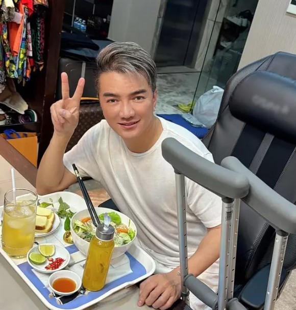 Đàm Vĩnh Hưng về Việt Nam điều trị chân vì viện phí ở Mỹ đắt kinh hồn