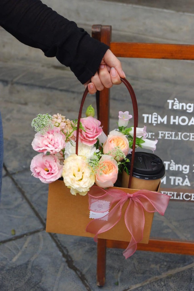 Độc đáo giỏ hoa trà bánh hot trend ngày 8/3 giá chỉ hơn 100k