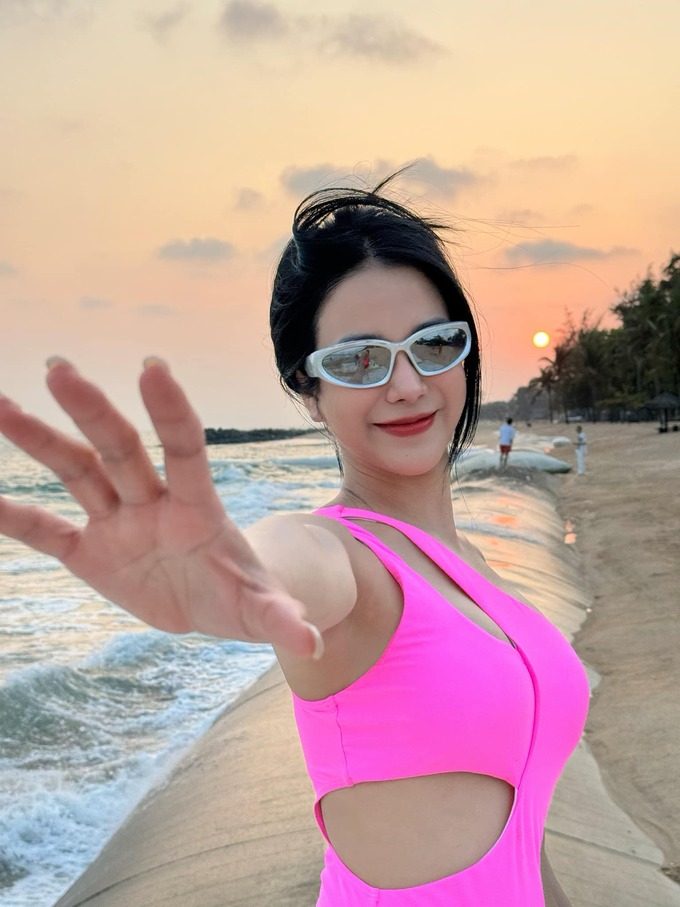 Chớm hè, mỹ nhân Việt gợi cảm với đủ mẫu bikini siêu nhỏ, giá bình dân đến trăm triệu đồng