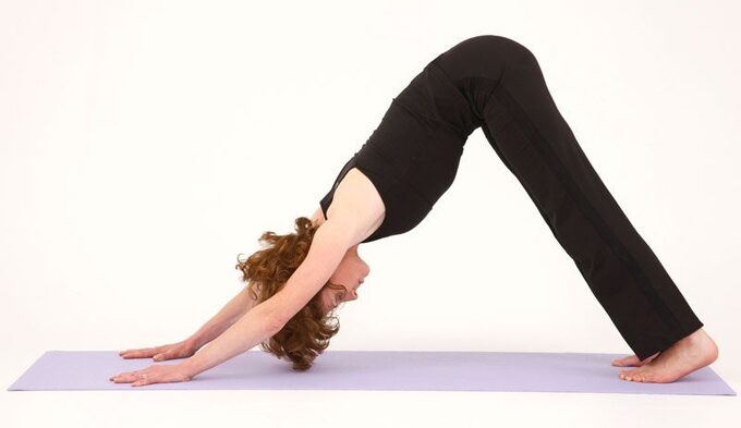 6 tư thế yoga có thể tự tập ở nhà, giúp giữ vóc dáng cân đối và dẻo dai