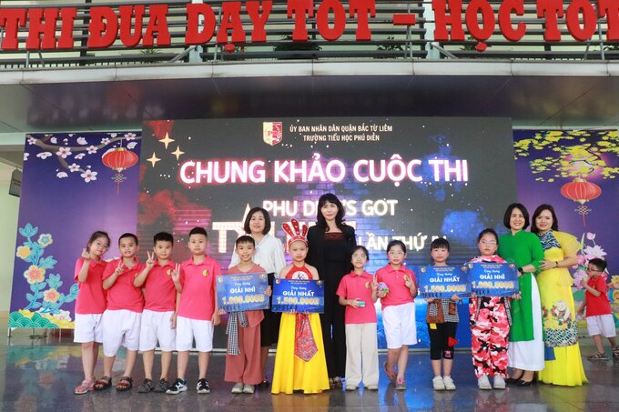 Học sinh Hà Nội thể hiện tài năng chào mừng 10 năm thành lập quận