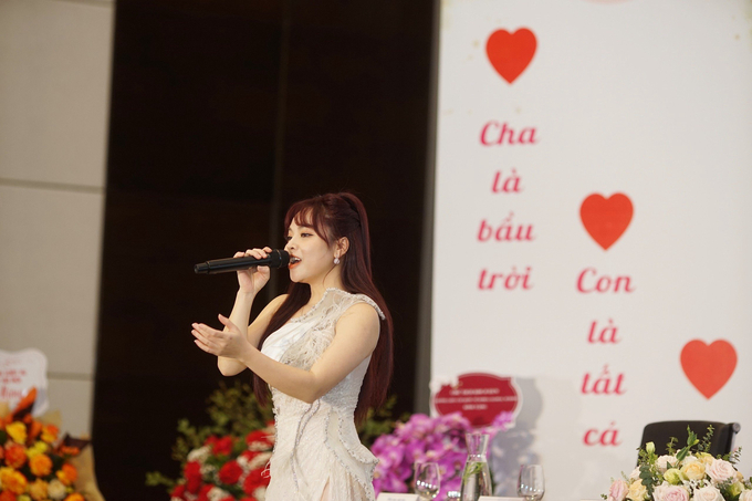 Ca sĩ Mai Diệu Ly hát trong Lễ phát động cuộc thi viết “Cha và con gái”