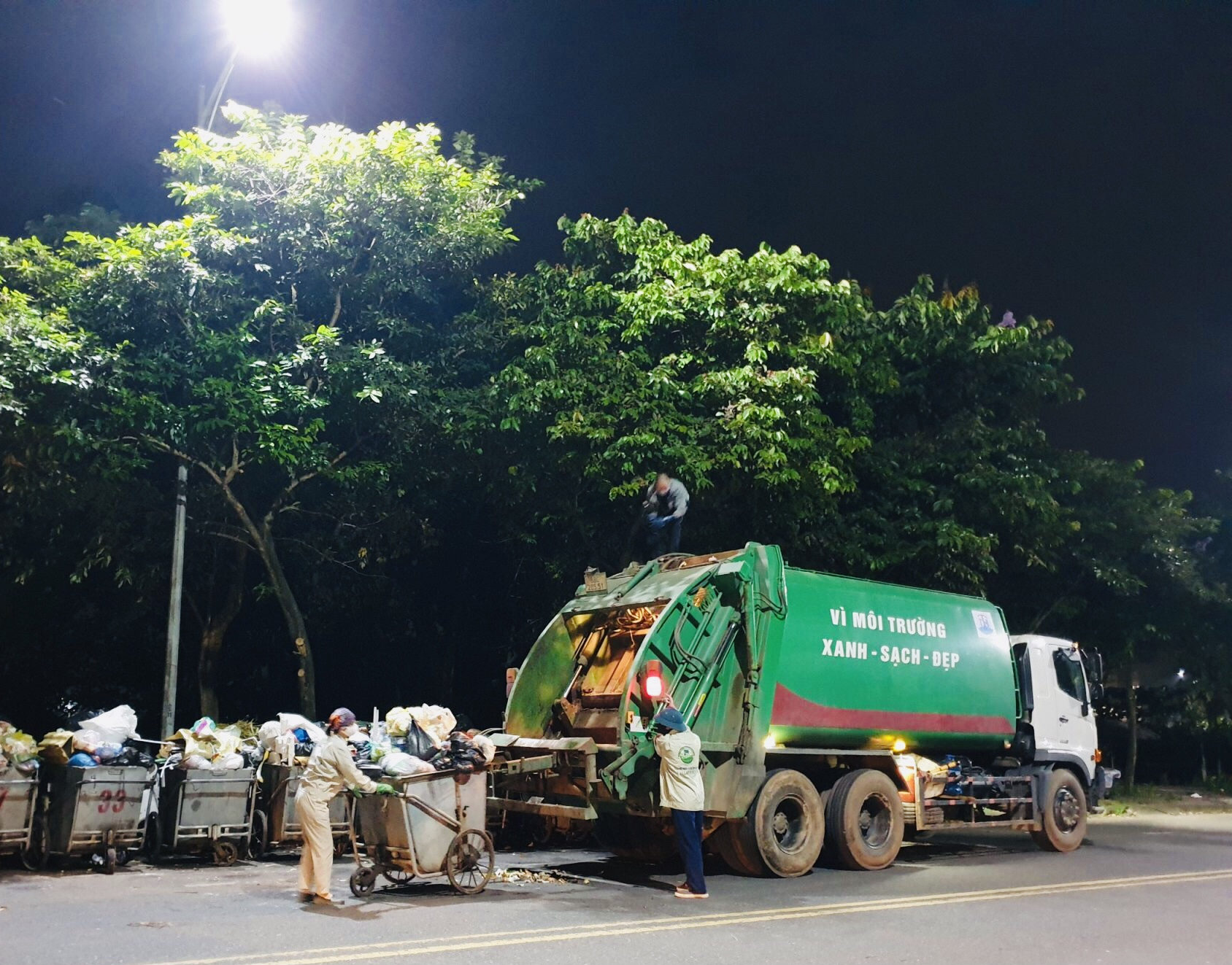 Xe vận chuyển chất thải tại Hà Nội phải có camera hành trình, GPS