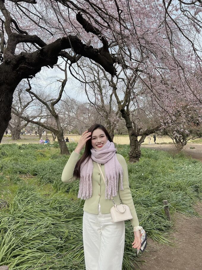 Mỹ nhân Việt sang Nhật ngắm hoa anh đào: Người như nữ sinh, người diện “cây” hiệu vài trăm triệu