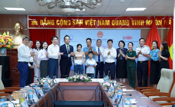 Acecook Việt Nam chung tay hỗ trợ con ngư dân có hoàn cảnh khó khăn