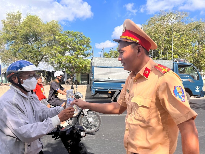 Hai ngày đầu nghỉ lễ, cả nước xảy ra 171 vụ tai nạn giao thông, 163 người thương vong