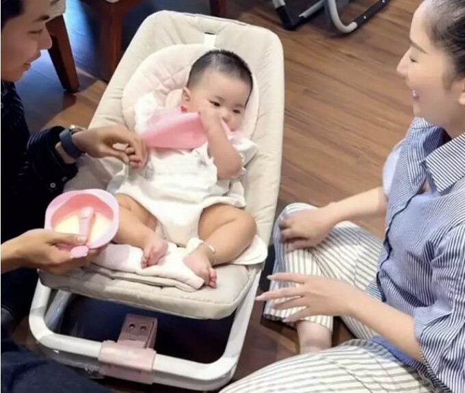 Là mẹ 3 con, Khánh Thi bị góp ý vì để móng tay dài chăm con nhỏ