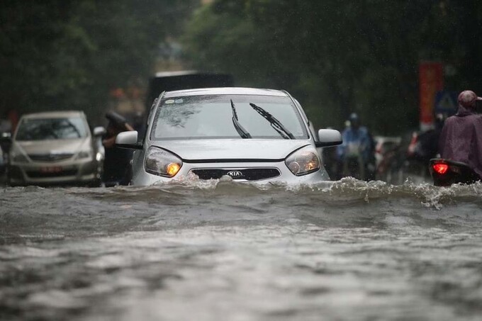 Làm gì để hạn chế tác hại của nước mưa khi để ô tô ngoài trời?