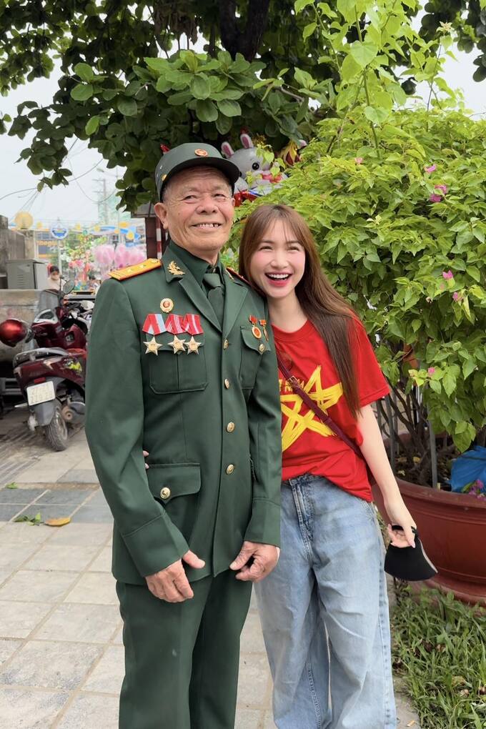 Hòa Minzy đưa ông nội xem diễu binh tại Điện Biên, đặc biệt ghi điểm vì điều này