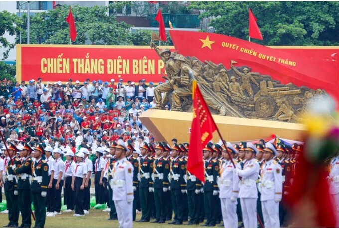 Hòa Minzy đưa ông nội xem diễu binh tại Điện Biên, đặc biệt ghi điểm vì điều này
