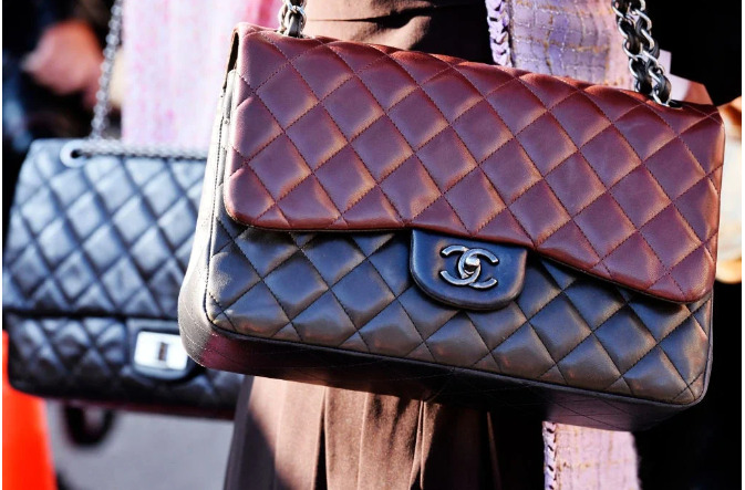 Vì sao đồ cũ của Chanel, Louis Vuitton có giá bán "trên trời"?