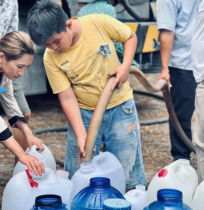 Gần 200.000 sản phẩm nước tinh khiết, 620 khối nước ngọt đến tay người dân Bến Tre, Tiền Giang
