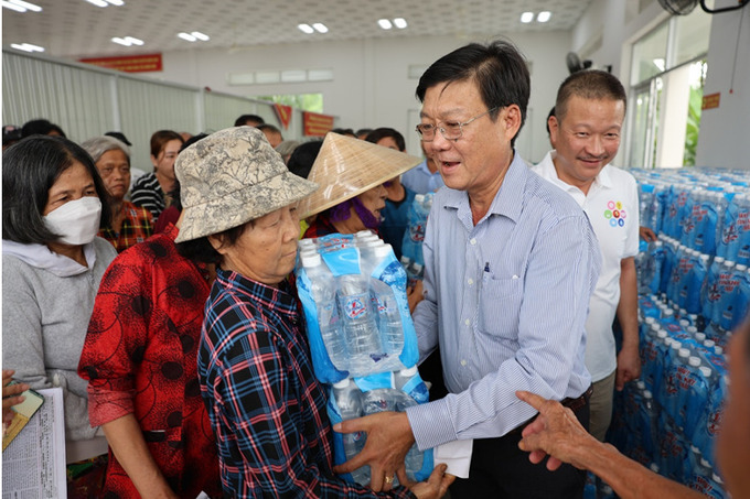Gần 200.000 sản phẩm nước tinh khiết, 620 khối nước ngọt đến tay người dân Bến Tre, Tiền Giang