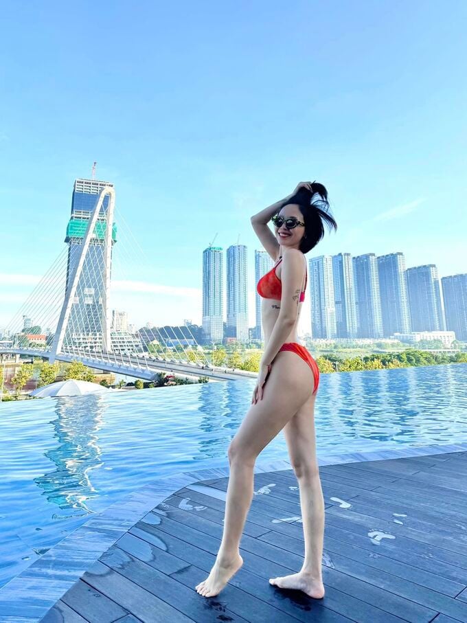 Tóc Tiên bung xoã mùa hè bằng loạt ảnh bikini hai mảnh
