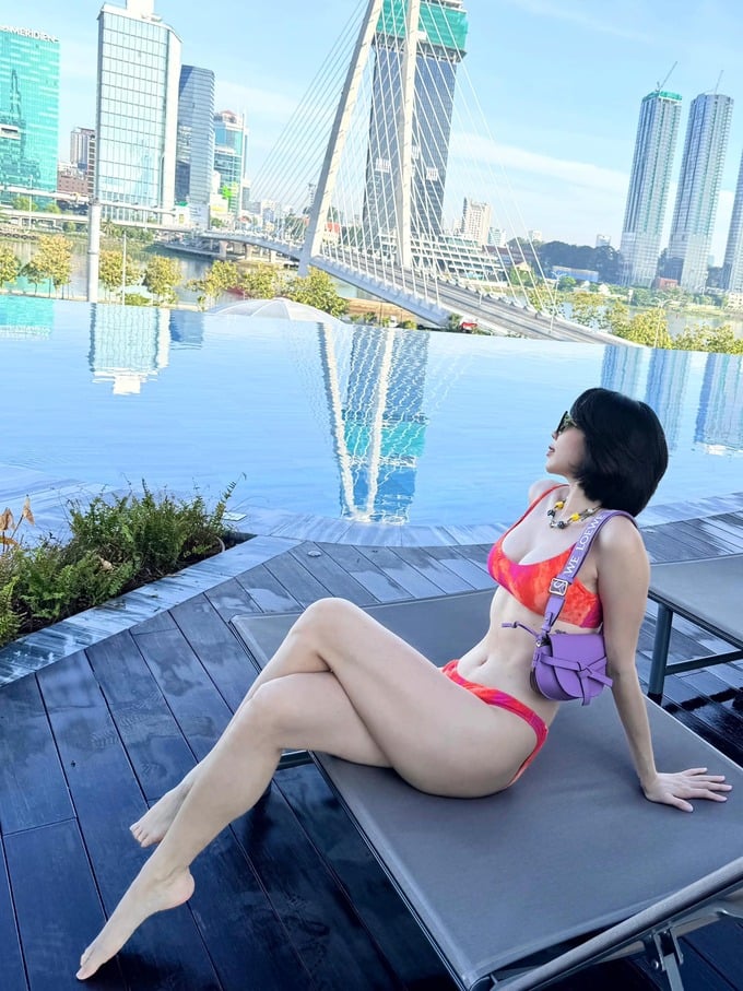 Tóc Tiên bung xoã mùa hè bằng loạt ảnh bikini hai mảnh