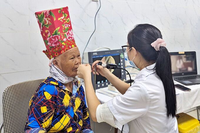 Khám, cấp thuốc miễn phí cho gia đình đồng bào dân tộc tại Quảng Ninh