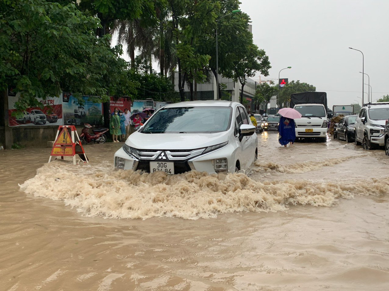 Phố Hà Nội chìm trong biển nước, dịch vụ cứu hộ làm không hết việc