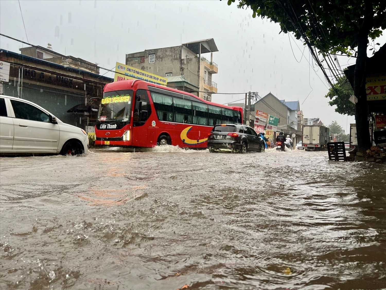 Phố Hà Nội chìm trong biển nước, dịch vụ cứu hộ làm không hết việc