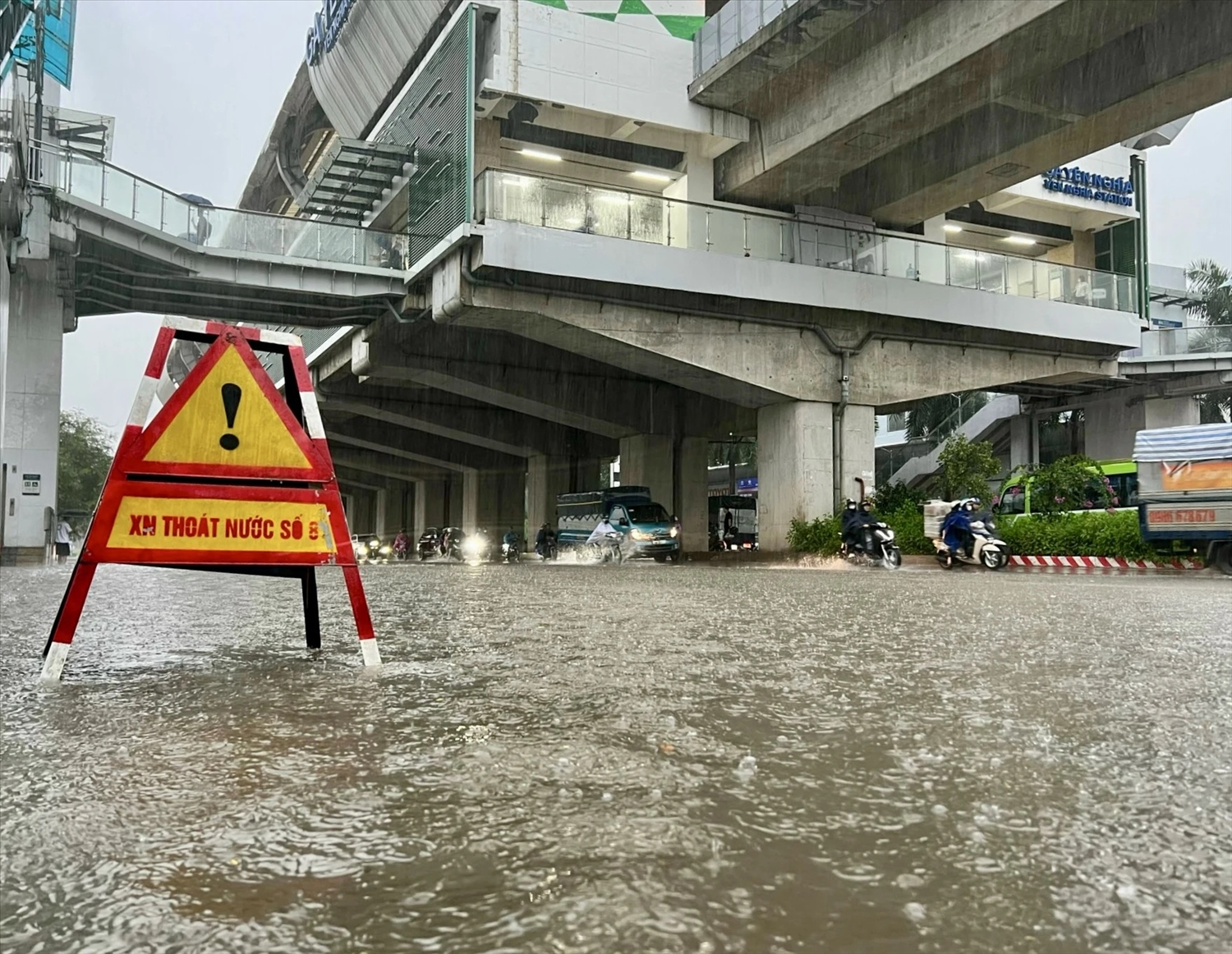 Phố Hà Nội chìm trong biển nước, dịch vụ cứu hộ làm không hết việc