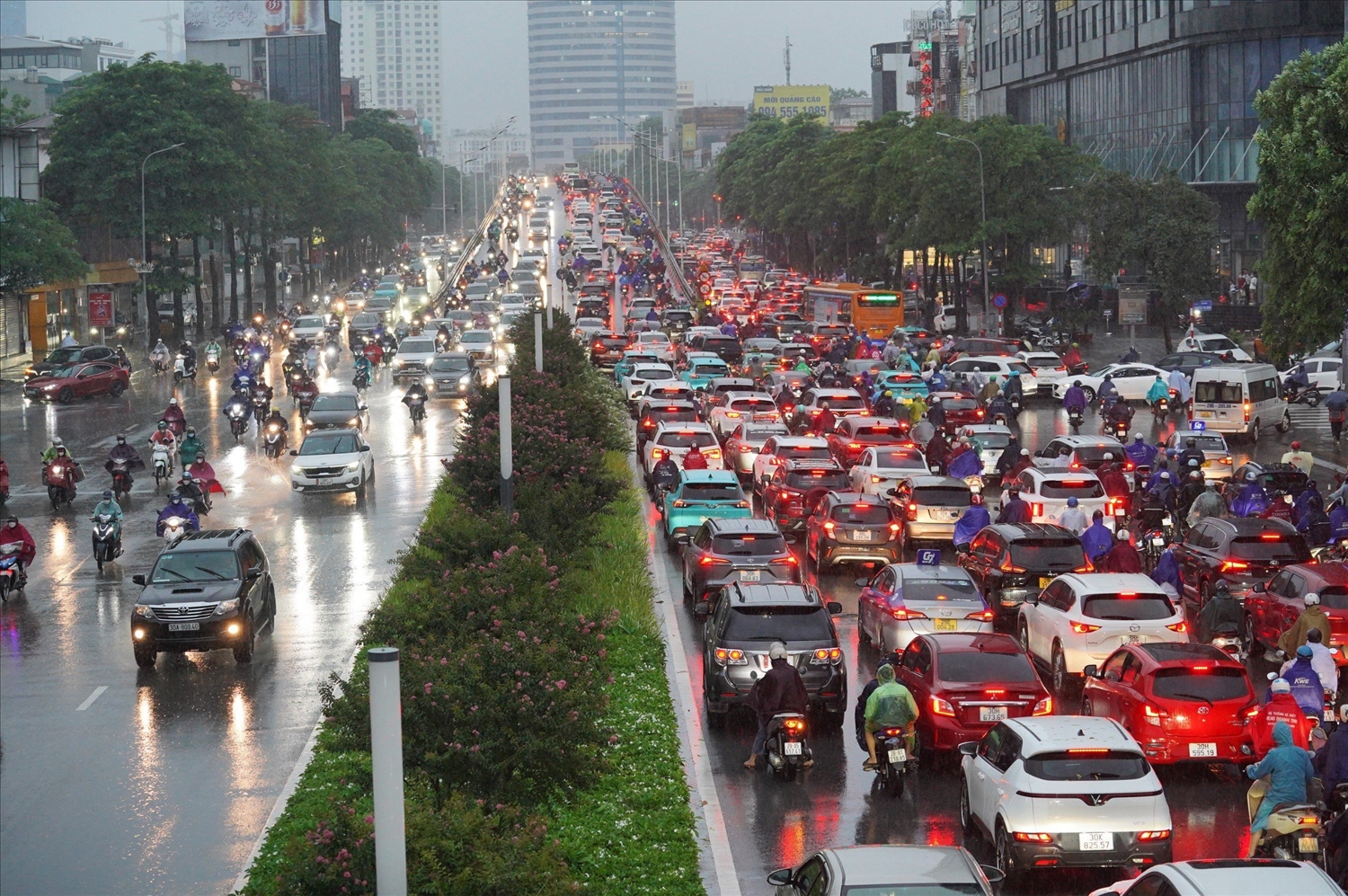 Phố Hà Nội chìm trong biển nước, dịch vụ cứu hộ làm không hết việc