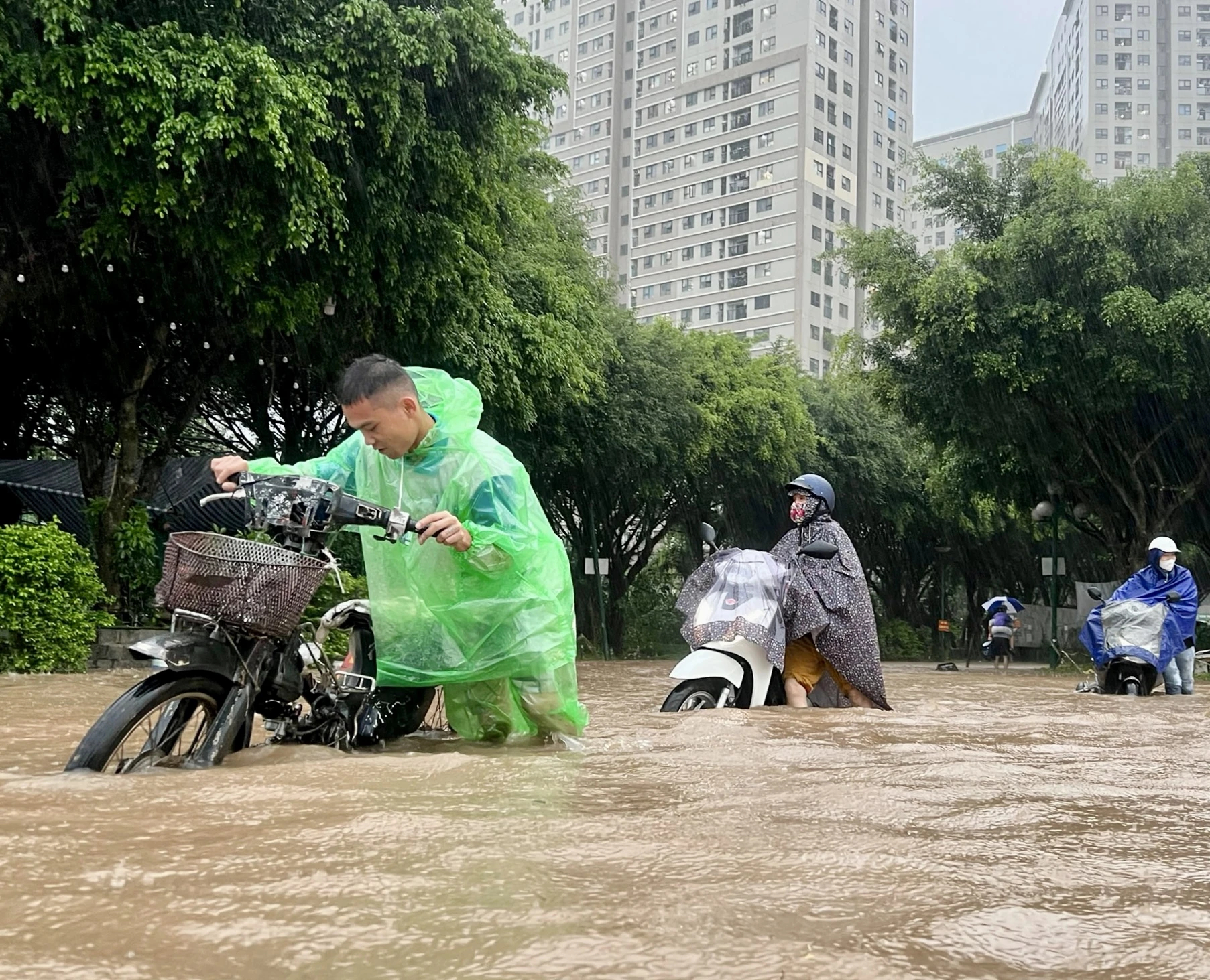 Phố Hà Nội chìm trong biển nước, dịch vụ cứu hộ làm không hết việc