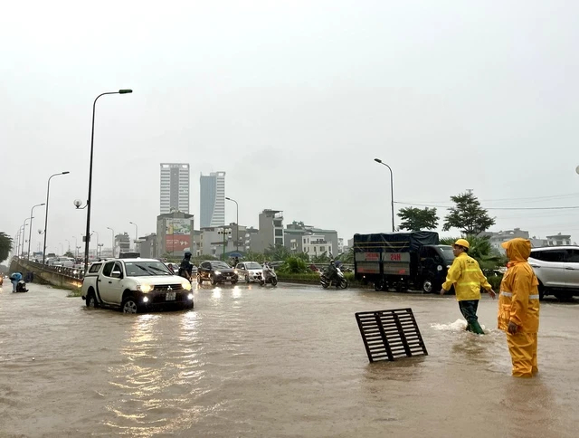 Phố Hà Nội chìm trong biển nước, dịch vụ cứu hộ làm không hết việc