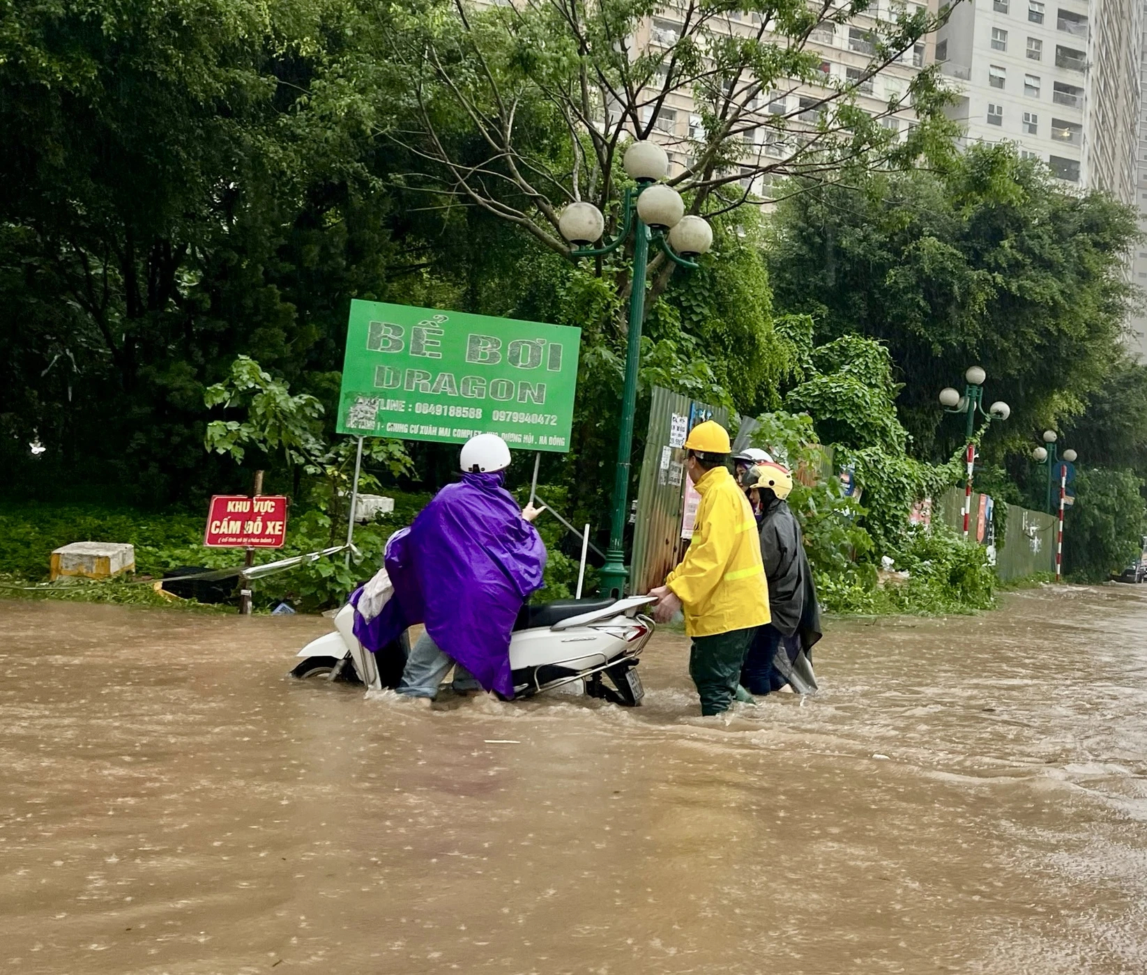 Phố Hà Nội chìm trong biển nước, dịch vụ cứu hộ làm không hết việc