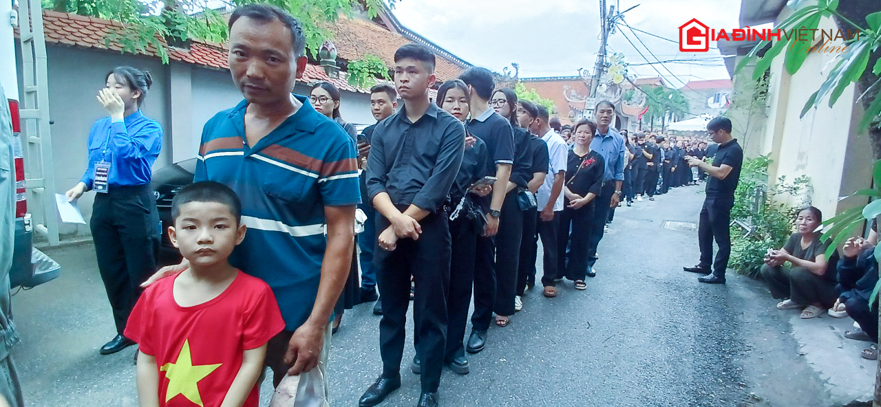 Người dân xếp hàng viếng Tổng Bí thư Nguyễn Phú Trọng tại quê nhà Đông Hội