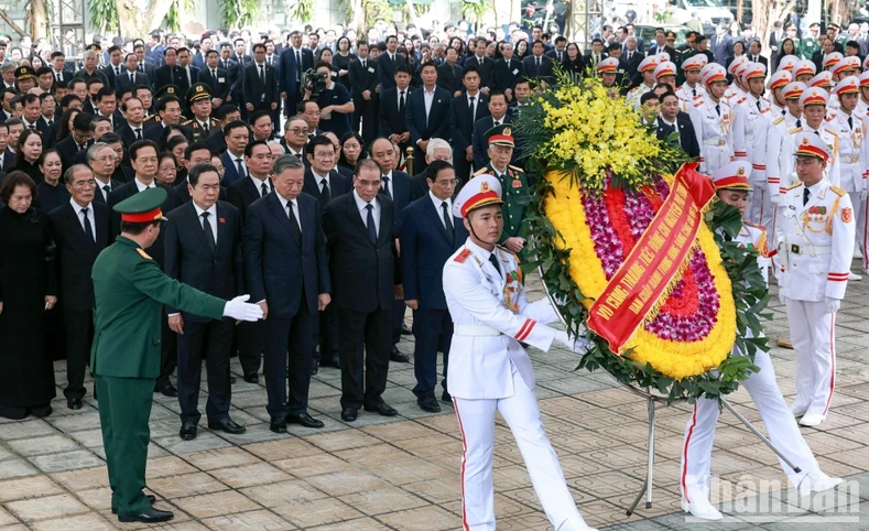 Hàng nghìn đoàn của lãnh đạo các cấp và nhân dân cả nước, kiều bào và bạn bè quốc tế viếng Tổng Bí thư