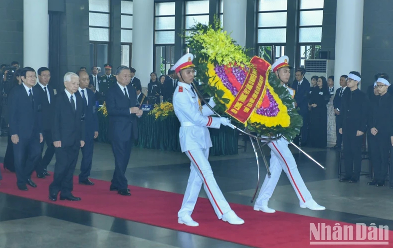 Hàng nghìn đoàn của lãnh đạo các cấp và nhân dân cả nước, kiều bào và bạn bè quốc tế viếng Tổng Bí thư