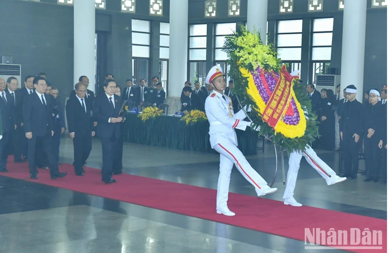 Hàng nghìn đoàn của lãnh đạo các cấp và nhân dân cả nước, kiều bào và bạn bè quốc tế viếng Tổng Bí thư