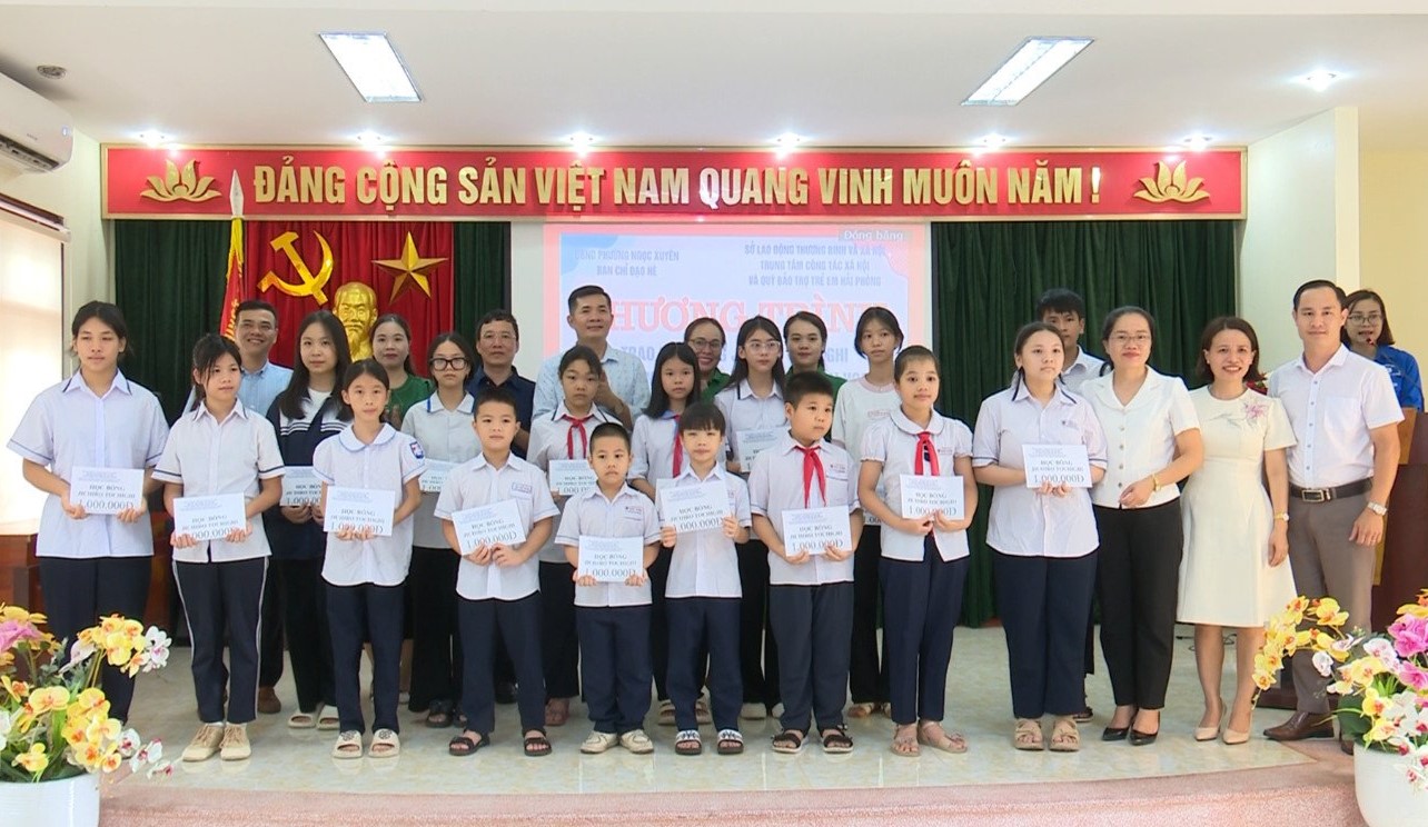 Hải Phòng trao tặng 79 suất học bổng cho trẻ em có hoàn cảnh đặc biệt khó khăn