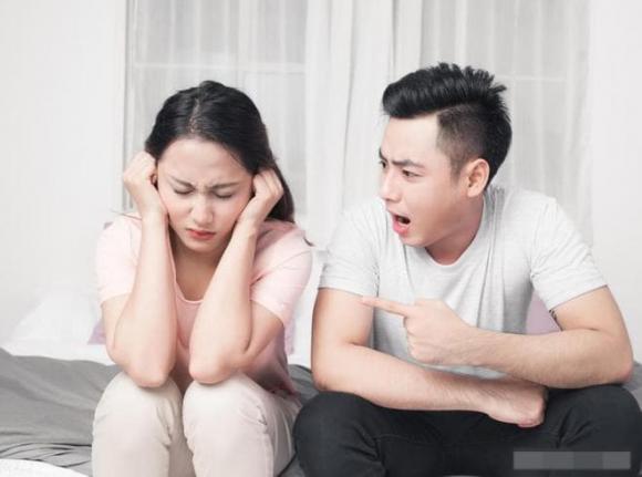 Chúng ta lịch sự với người ngoài nhưng cáu kỉnh với người thân