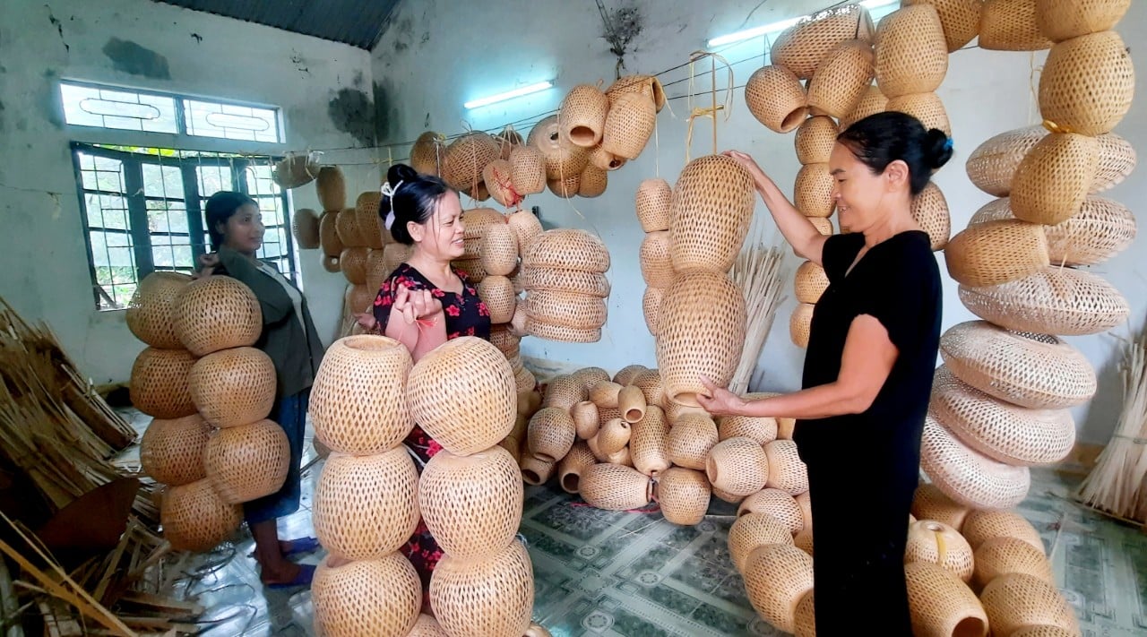Thoát nghèo nhờ nghề mây tre đan xuất khẩu