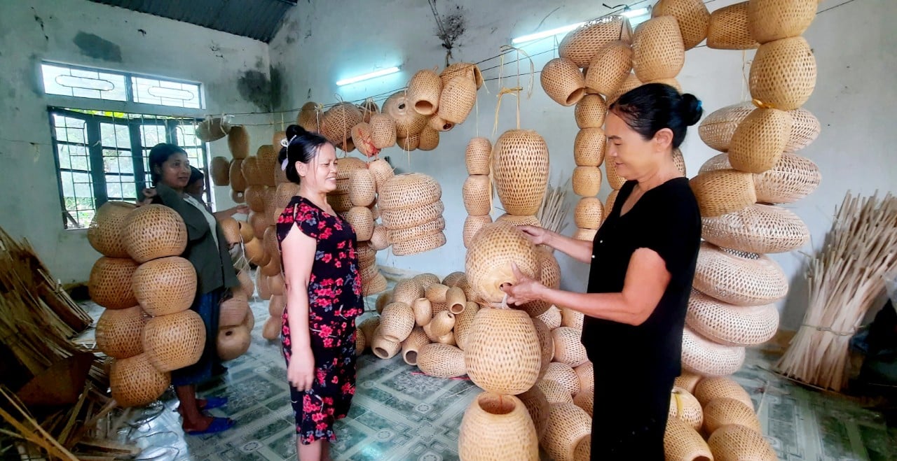 Thoát nghèo nhờ nghề mây tre đan xuất khẩu