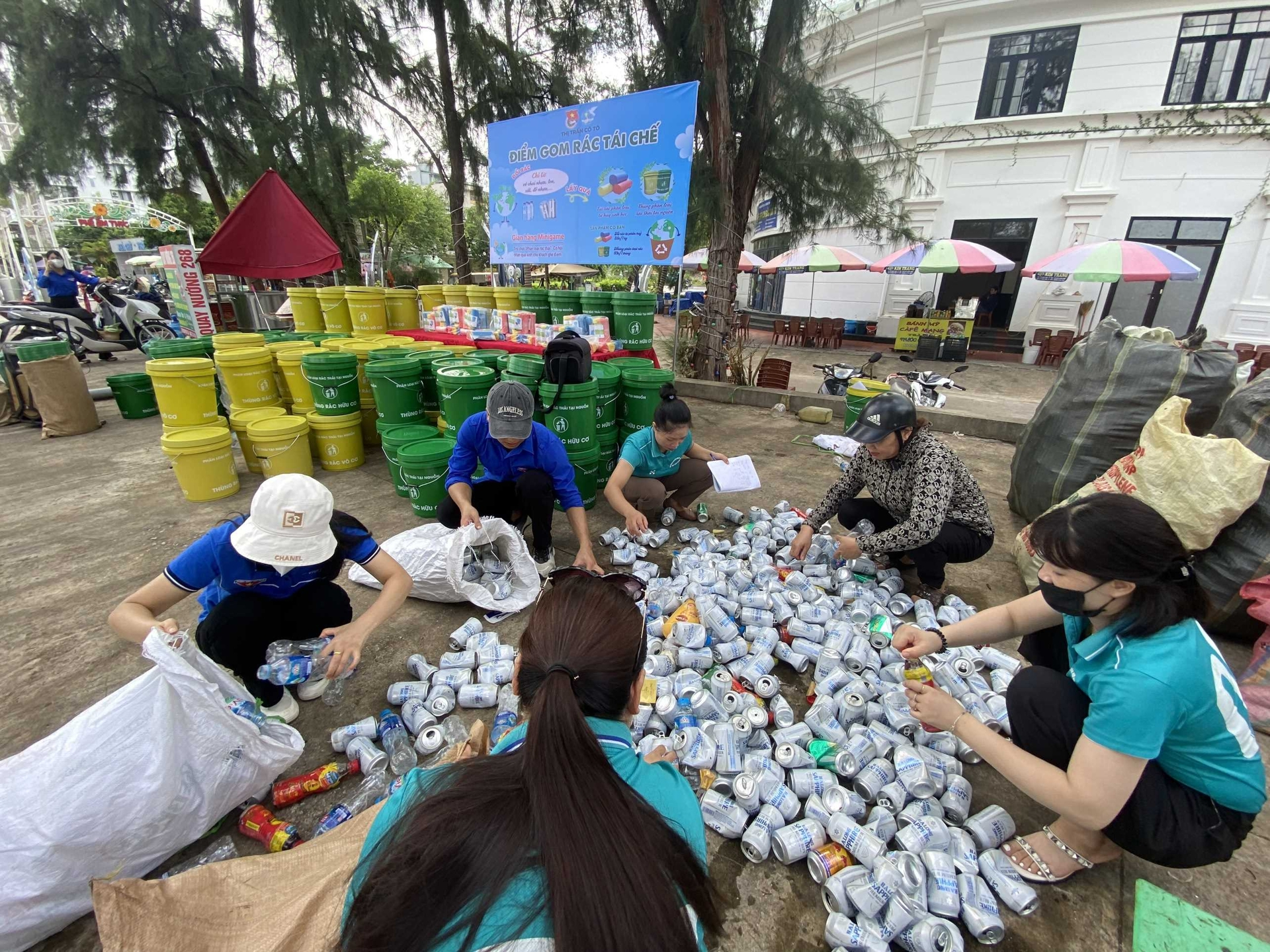 Người dân huyện đảo Cô Tô gom rác đổi quà