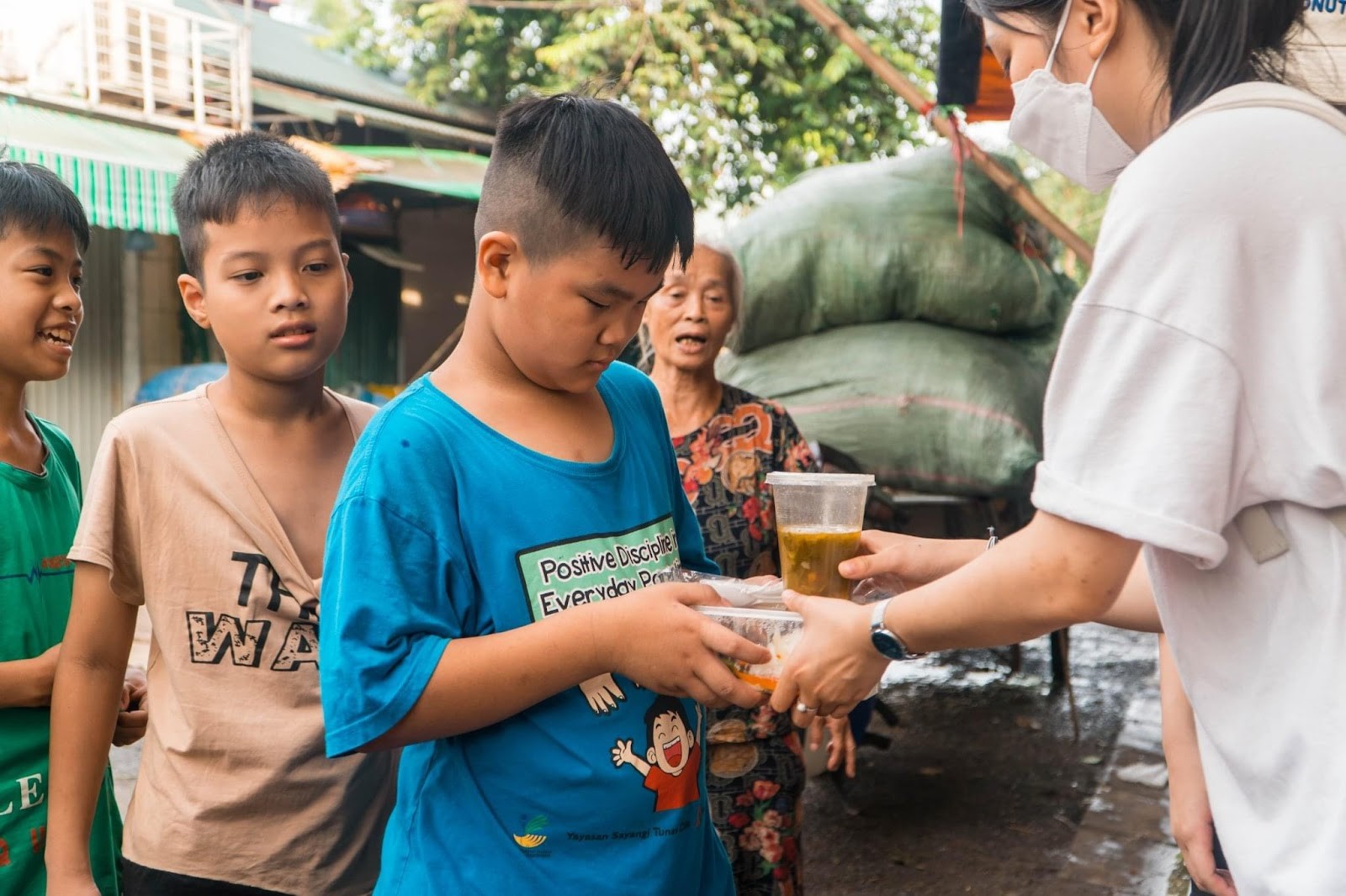 Học sinh THPT Hà Nội giải cứu thực phẩm hỗ trợ người thiếu ăn