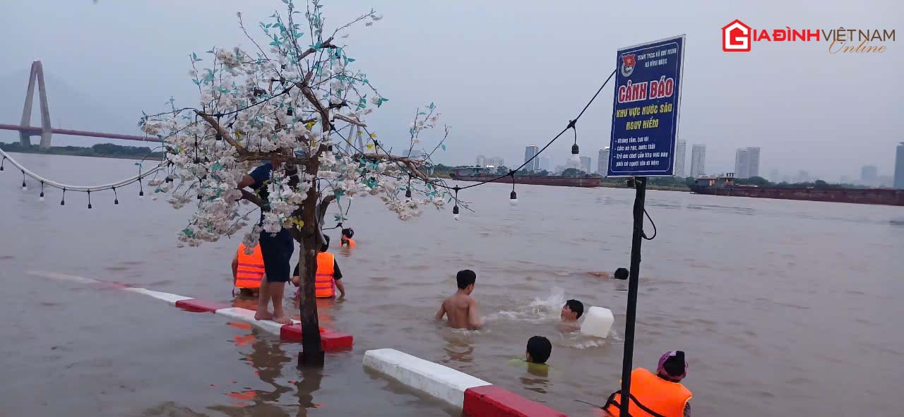 Bãi tắm tự phát ven sông Hồng vui như hội mỗi chiều về