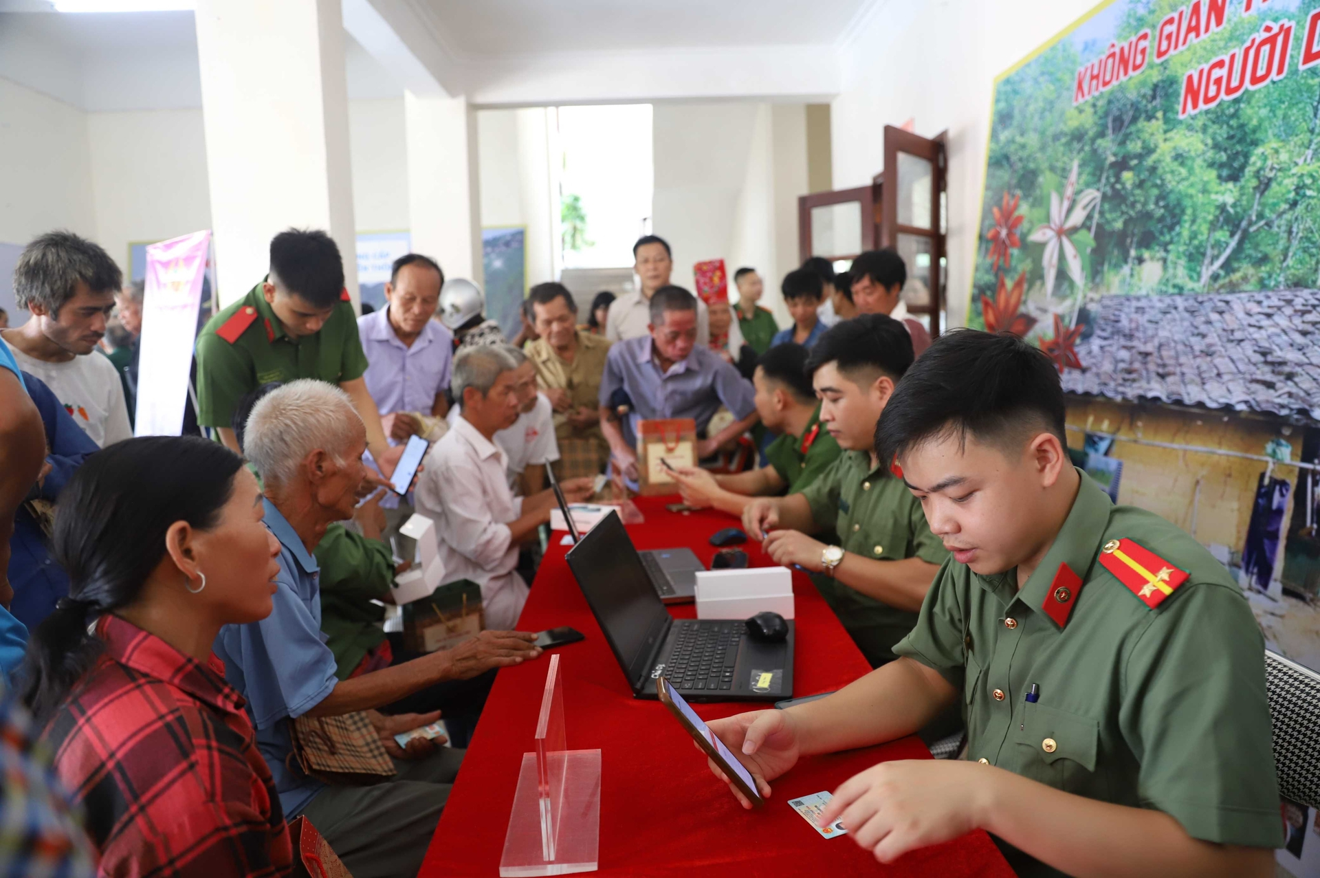 Quảng Ninh tặng 135 điện thoại thông minh cho hộ nghèo, cận nghèo