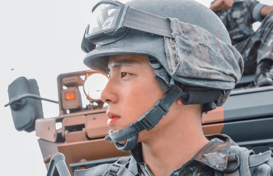 Sĩ quan GenZ gây sốt với góc nghiêng hệt Hyun Bin, thân hình chuẩn điện ảnh
