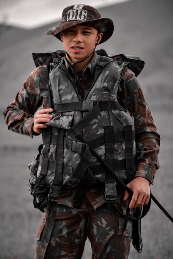 Sĩ quan GenZ gây sốt với góc nghiêng hệt Hyun Bin, thân hình chuẩn điện ảnh