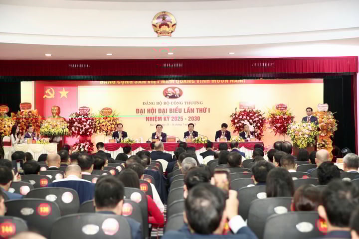 Ủy viên Trung ương Đảng, Uỷ viên Ban Thường vụ Đảng uỷ Chính phủ, Phó Thủ tướng Chính phủ Bùi Thanh Sơn tham dự và phát biểu chỉ đạo tại Đại hội đại biểu Đảng bộ Bộ Công Thương lần thứ nhất, nhiệm kỳ 2025 - 2030