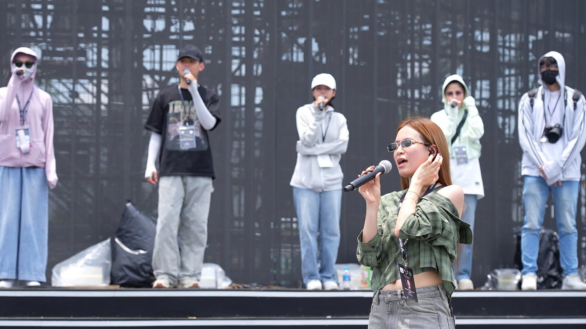 V Concert - Rạng rỡ Việt Nam: Dàn nghệ sĩ sẵn sàng 'bùng cháy' trước giờ G - Ảnh 2.