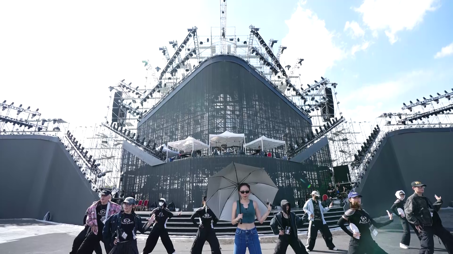 V Concert - Rạng rỡ Việt Nam: Dàn nghệ sĩ sẵn sàng 'bùng cháy' trước giờ G - Ảnh 8.