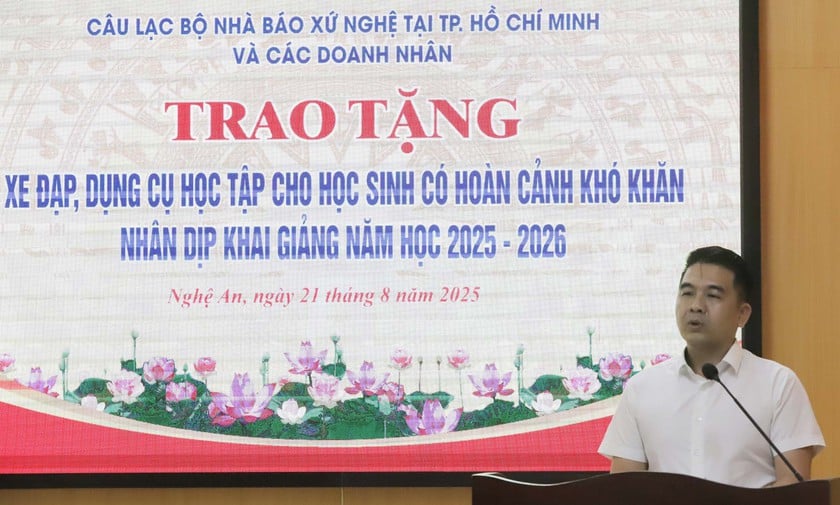 Hội Khuyến học Nghệ An tiếp nhận hàng trăm phần quà của Câu lạc bộ nhà báo xứ Nghệ - Ảnh 2.