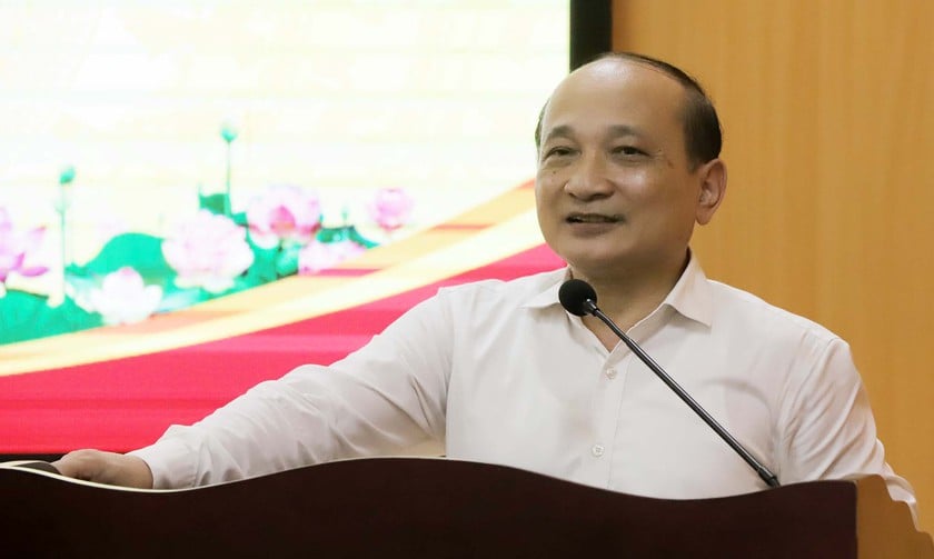 Hội Khuyến học Nghệ An tiếp nhận hàng trăm phần quà của Câu lạc bộ nhà báo xứ Nghệ - Ảnh 3.