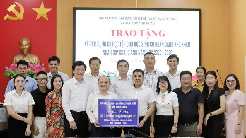 Hội Khuyến học Nghệ An tiếp nhận hàng trăm phần quà của Câu lạc bộ nhà báo xứ Nghệ - Ảnh 5.