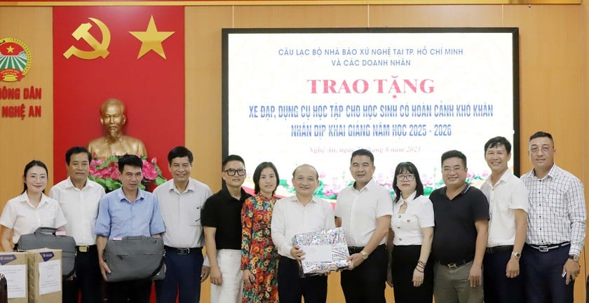 Hội Khuyến học Nghệ An tiếp nhận hàng trăm phần quà của Câu lạc bộ nhà báo xứ Nghệ - Ảnh 6.
