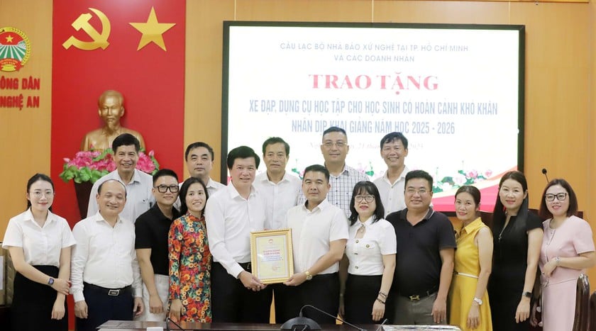 Hội Khuyến học Nghệ An tiếp nhận hàng trăm phần quà của Câu lạc bộ nhà báo xứ Nghệ - Ảnh 7.